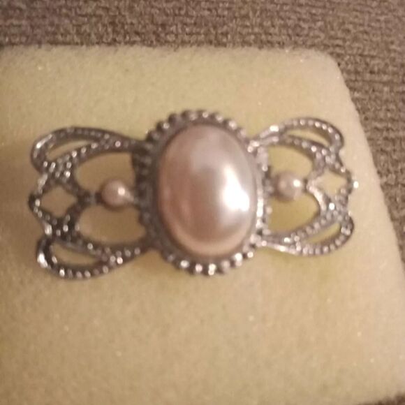 unbranded Jewelry - Vtg 60s FILIGREE 1.5" FAUX PEARL BROOCH  Silvertone